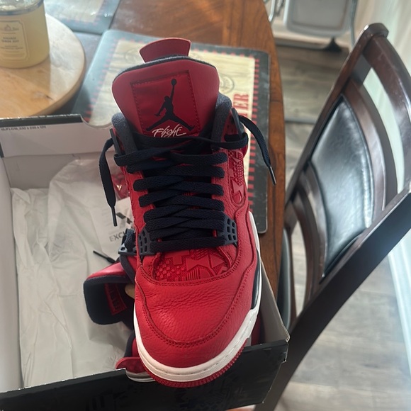 Red and Black Sneakers (USED VNDS) AIR JORDAN RETRO 4 - Picture 4 of 10